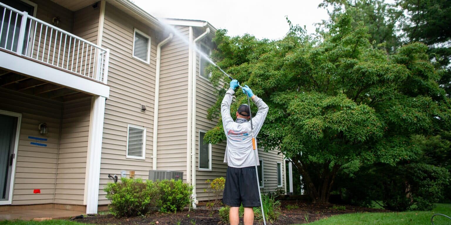 Pressure washing gun