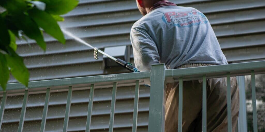 Pressure washing gun